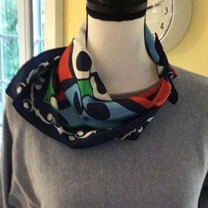 Small neck scarf.